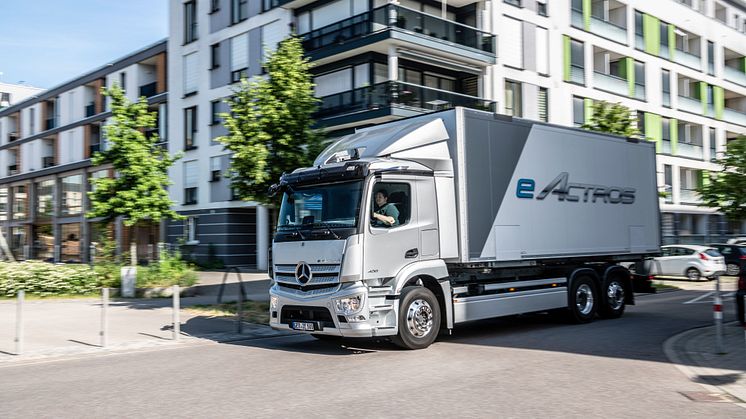 Antalet registrerade Mercedes-Benz lastbilar i segmentet över sex ton ökade med mer än 20 % under 2021 jämfört med 2020. Med en marknadsandel på 10,6% befäster Mercedes-Benz sin position som landets klart största importmärke när det gäller lastbilar.