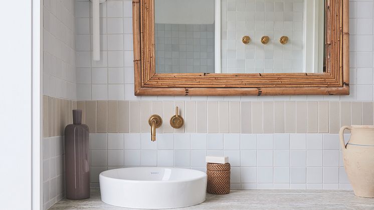 Das Foto zeigt eine minimalistisches Badezimmer mit Waschtischkonsole und einem runden Aufsatzbecken von Duravit.
