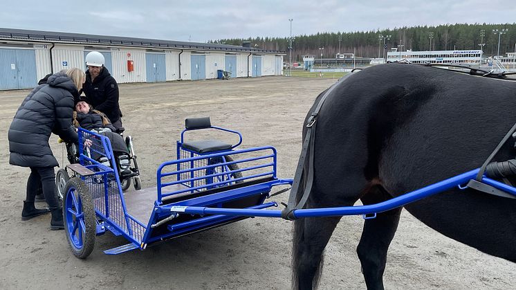 Glada miner när rullstolsvagnen provkörs hos Bollnästravet. Foto: ATG