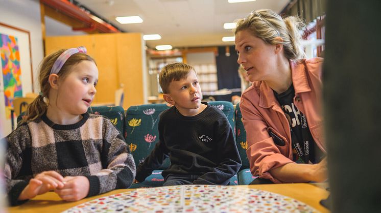 Lärare tillsammans med elever på lärande grundskola