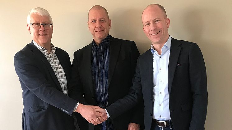 Inge Fransson, CFO Proton Group, Johan Lindvall, f.d. ägare av JL Safety/Cedoc och David Gustafsson, koncernchef Proton Group vid överlämningen i Skara, 2019-03-28.