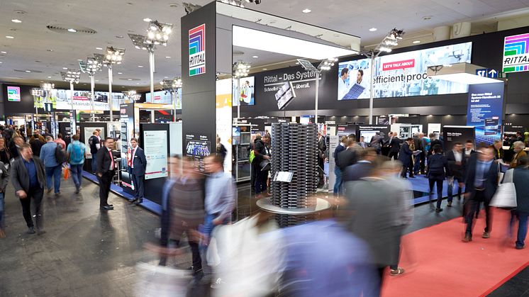 Efter fem års utvecklingsarbete presenterar Rittal den 23 april för första gången sitt nya golvskåp vid Hannovermässan 2018.