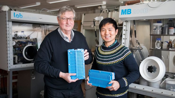 Professor Dag Noréus och doktor Yang Shen med de nya batterierna. Foto Niklas Björling / Stockholms universitet