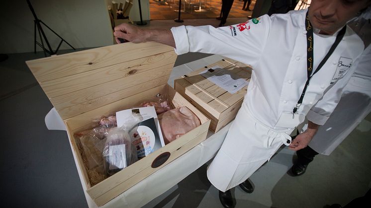 Bocuse d'Or, råvara - svensk unggris visas upp av Markus Aujalay