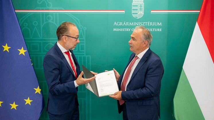Gunther Weiss, Bereichsverantwortlicher Qualitätsmanagement Alnatura, übergibt den offenen Brief an Dr. István Nagy, Vorsitzender des EU-Agrarministerrats. Foto: Csaba Pelsőczy
