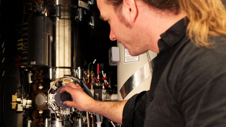 Magnus Garbrecht och hans kollegor använde elektronmikroskopet Arwen för att detaljstudera atomers rörelser i tunnfilm.