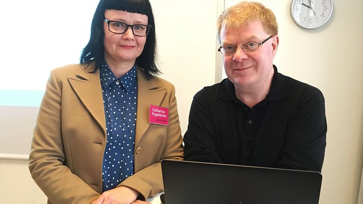 Catharina Fogelström från landstingets kulturförvaltning och Torbjörn Neiman från FSKF bjöd in till strategiska samtal kring offentligt stöd. Syntolkning: Catharina och Torbjörn står bredvid varandra och ler mot kameran. Foto: Katarina Wikström