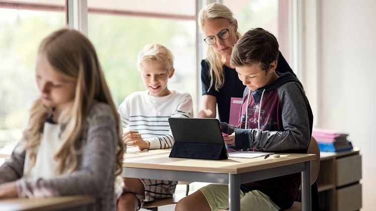 Var tredje lärare låter eleverna arbeta helt ensamma hela lektionen