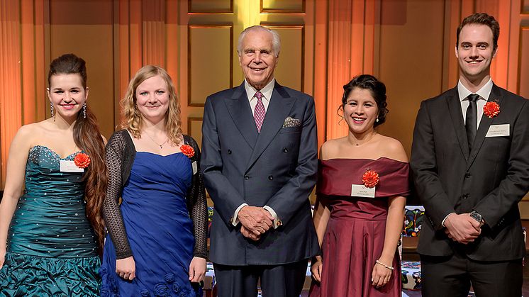 Anders Wall tillsammans med årets musikstipendiater Marlena Keine, sopran, Elna Carr, violin, Agnes Auer, sopran, Ludvig Wallmark Ryberg, baryton. 