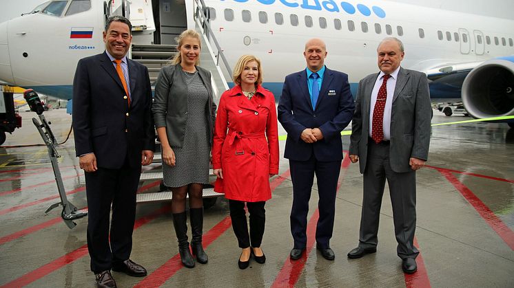 Markus Kopp (Vorstandsmitglied Mitteldeutsche Flughafen AG), Marie-Kristin Gering (Stadtmarketing Halle), Elena Krauße (LTM GmbH), Andrey Kalmykov (Pobeda Geschäftsführer) und Andrey Dronov (Generalkonsul) freuten sich über die neue Verbindung