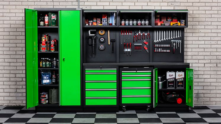 Limegrönt i garaget när kunderna får bestämma! Det föredras färgstark garageinredning, hemma hos Verktygsbodens kunder.