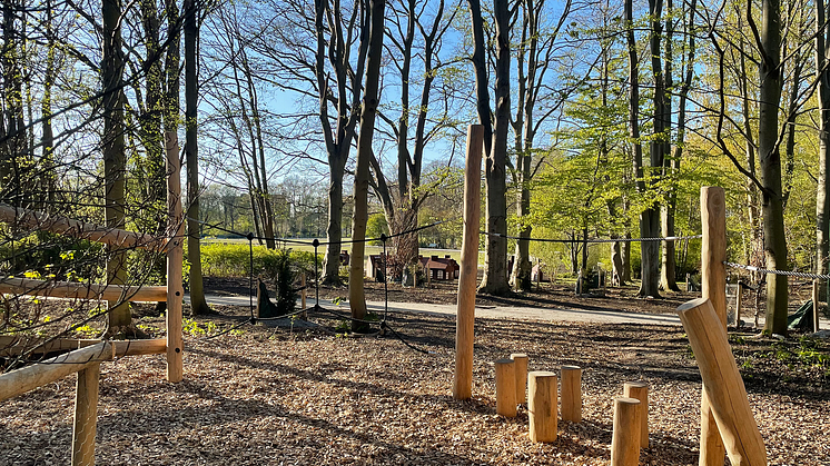 Vy över hinderbanan på den nya lekplatsen i Segeparken. 