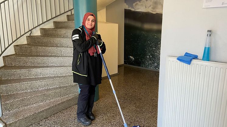 Esma, hyresgäst hos Poseidon, fick sitt första jobb som lokalvårdare.
