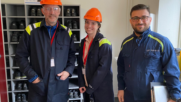 Hållbart samarbete i Katrineholm. Svensk Kabelåtervinnings Ingemar Öhman och Vinnings Saga Gustafsson på kundbesök hos Azeez Agha, råvaruplanerare på SKF Mekan.