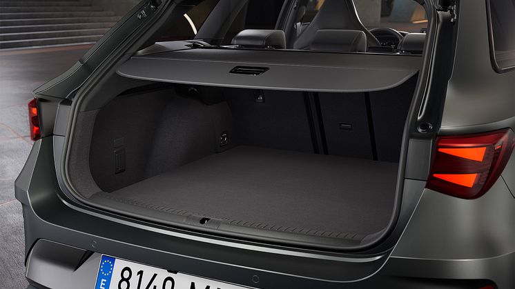 new-cupra-leon-sportstourer-2024-open-boot.jpg