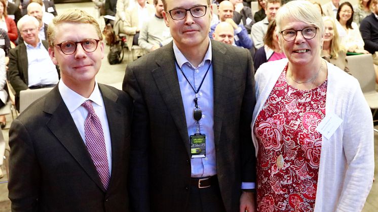 En Bättre Sits på Arlanda. Kristoffer Tamsons (M), trafikregionråd Stockholm och ordförande Mälardalsrådet, Jonas Abrahamsson, VD Swedavia och Monica Johansson (S), regionstyrelsens ordförande Region Sörmland. Foto: Per Groth, Mälardalsrådet.