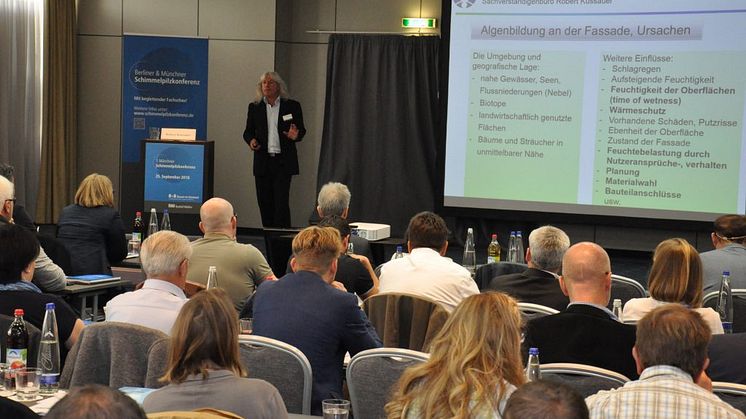 Bei der Schimmelpilzkonferenz 2018 verdeutlichte Robert Kussauer, mit welchen konstruktiven und bauphysikalischen Maßnahmen sich Algen- und Pilzbefall an Fassaden im Regelfall zumindest deutlich verzögern lässt. Foto: B+B BAUEN IM BESTAND