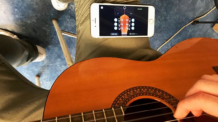 Gitarrstämning med hjälp av app - musiklektion på Furulunds skola. Bild: Jeanette Borg