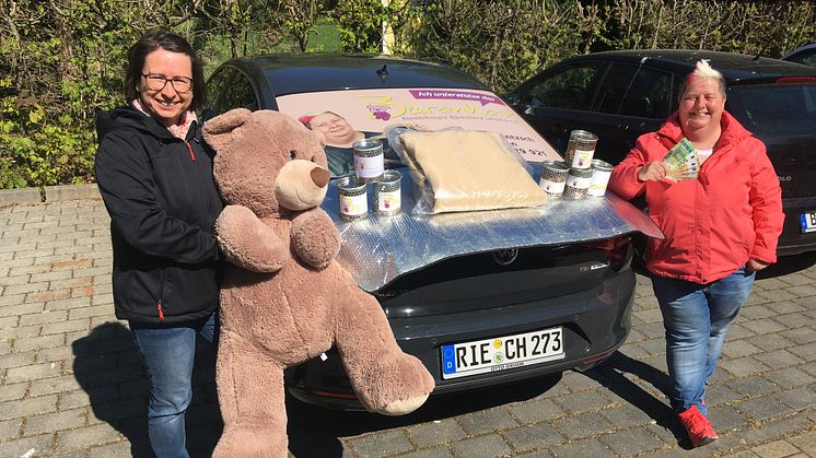 Kerstin Stadler vom Kinderhospiz Bärenherz und Christine Jentzsch präsentieren stolz die Spenden aus Riesa