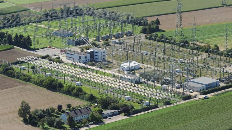 Auf dem Gelände des Umspannwerks Oberottmarshausen wird derzeit eine analoge Steuerungsanlage abgebaut. Dabei kommt so genanntes Beton-Recycling zum Einsatz. (Bildnachweis: Ulrich Wagner)