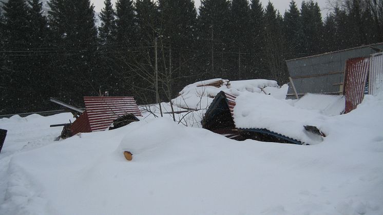 Lager og drifstsbygning med for mye snø på taket