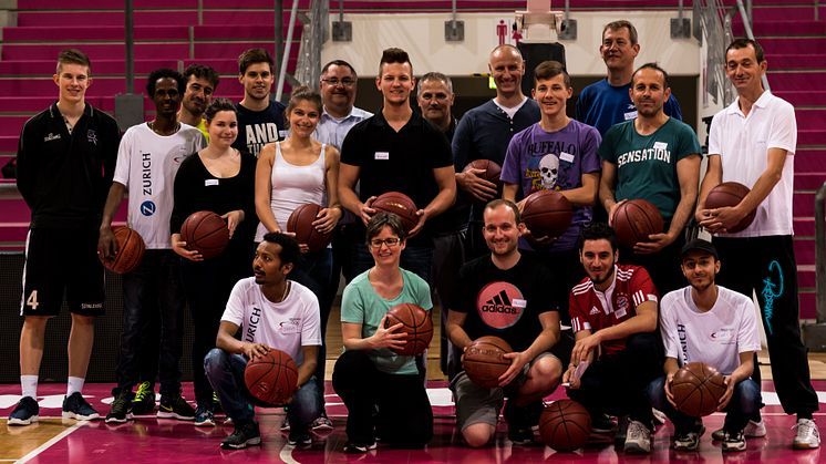 Zurich Mitarbeiter spielen Basketball mit Flüchtlingen