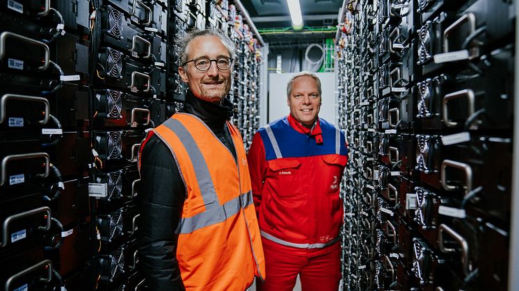 Batteriespeicher von EDF Renewables bei Speira in Hamburg (C. François (li) & J. Peterlic (re))