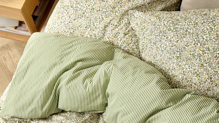 Sengesættet JOSEFINE udstråler en romantisk sommerstemning med et farverigt og roligt design.
