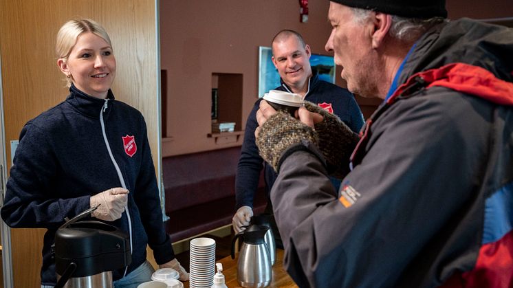 Frälsningsarmén fortsätter dela ut mackor, kaffe och middagar till behövande. Kampanjbild. Foto: Jonas Nimmersjö