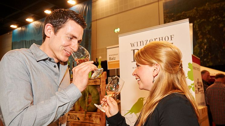 WEINmesse - Besucher bei der Weinprobe