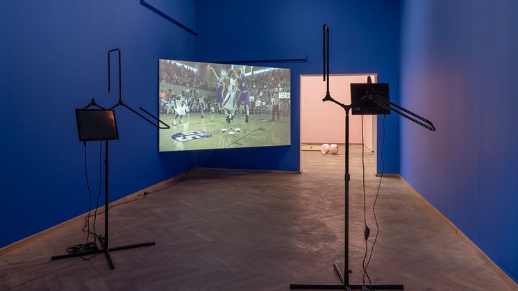 Sondra Perry, IT’S IN THE GAME ’18 or Mirror Gag for Projection and Two Universal Shot Trainers with Nasal Cavity and Pelvis (2018). 