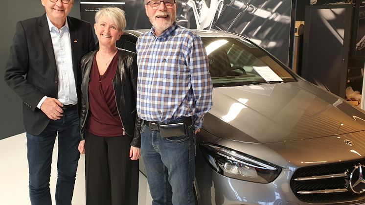 Mosjøen og Mo i Rana: Konsernleder Thor Allan Nordvik fra Nordvik Gruppen og Daglig leder Judy Karine Pedersen med Eier Steffen Nervik fra Kåre Nervik Bilforretning AS og Hemnes Bil AS. Foto: Nordvik Gruppen.