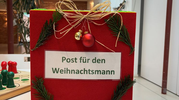 Der Briefkasten des Weihnachtsmannes steht im Eingangsbereich des Hauses im Burggarten. (Foto: Hephata-Archiv/Doreen Kempa)