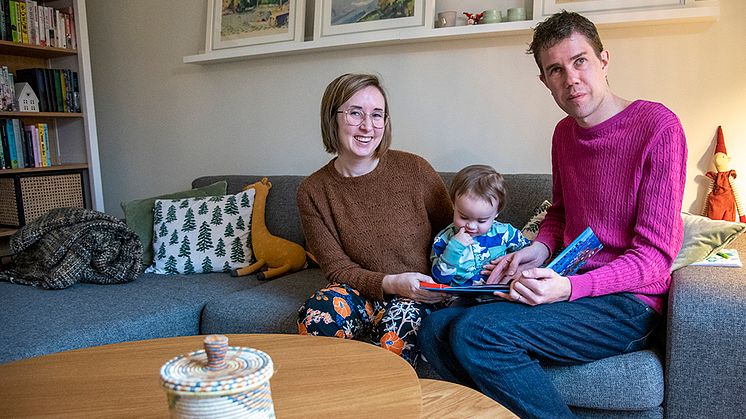 Beatrice, Karl-Fredrik och dottern Lonicera Ahlmark trivs jättebra i sitt nybyggda radhus i Bergsjön.