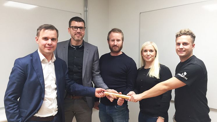 Fr vänster: Jimmy Abrahamsson och Jerker Jakobsson från Conex Engineering, Ola Magnussson, Madeleine Lundmark och David Lidström från Lindbäcks bygg.
