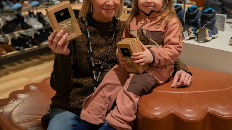 Butikkassistent Trine Hansen og hennes barnebarn Sophia i butikken i Tromsø, hvor kundene kjøpte 209 pakker bambussokker for samtidig å støtte Barnekreftforeningen.