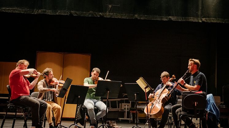 Camerata Nordica Chamber Ensemble och klarinettisten Emil Jonason under en repetition inför konsertserien i södra Sverige.