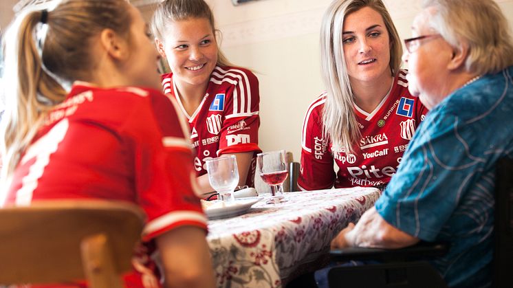 Elittjejerna lyfter äldreomsorgen - många vinnare i satsningen Lagkamrat