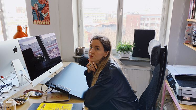 Bim Eriksson i ateljé, foto av Simon Philipson