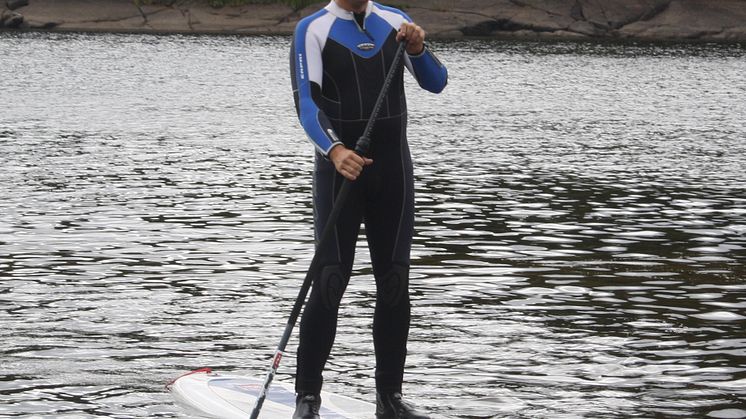 STÅENDE PADDLING I MYTOMSPUNNA VATTEN