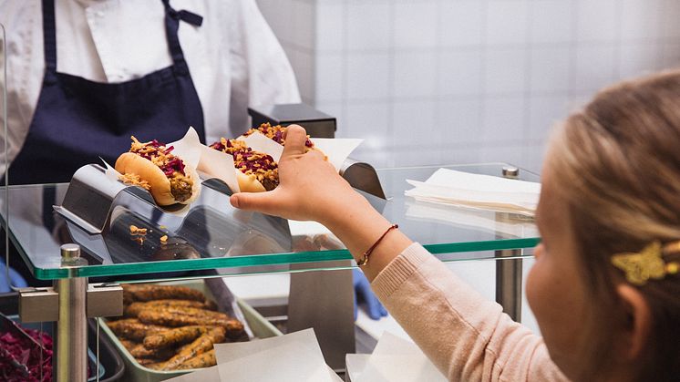 Veggie hotdog og barn.jpg