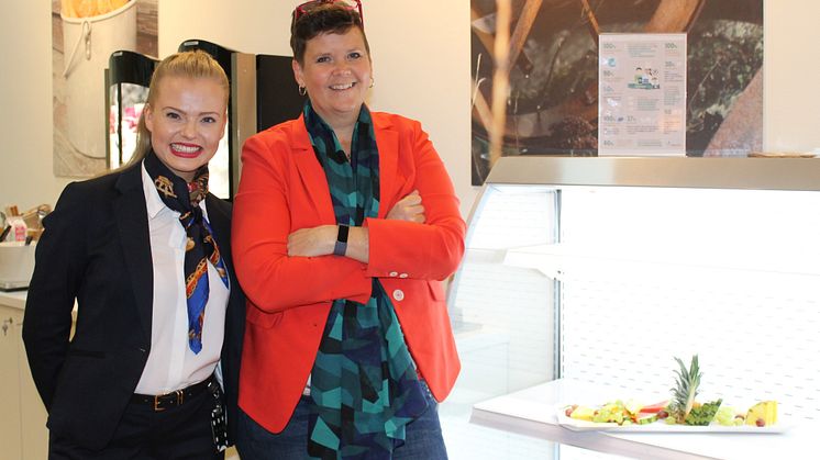 Fra venstre: Ida Silseth og Line Aver er begge fornøyd med restedisken i kantinen på Næringslivets Hus. 