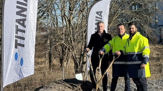 Johan Algernon, Kommunalråd (M) och ordförande i Täby kommuns stadsbyggnadsnämnd, Wojciech Wondell, Projektchef på Titania, Nikan Ghahremani, Vice VD på Titania.