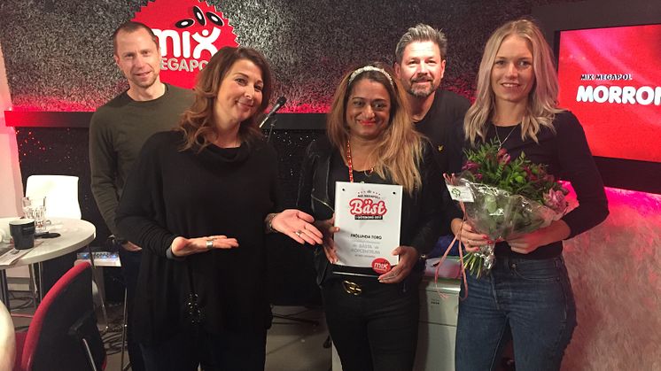 Johanne Gabrielson, marknadschef på Frölunda Torg, och Johanna Lennerhov, marknadsassistent på Frölunda Torg, tog emot det fina priset av Ingemar, Linda och Peter.