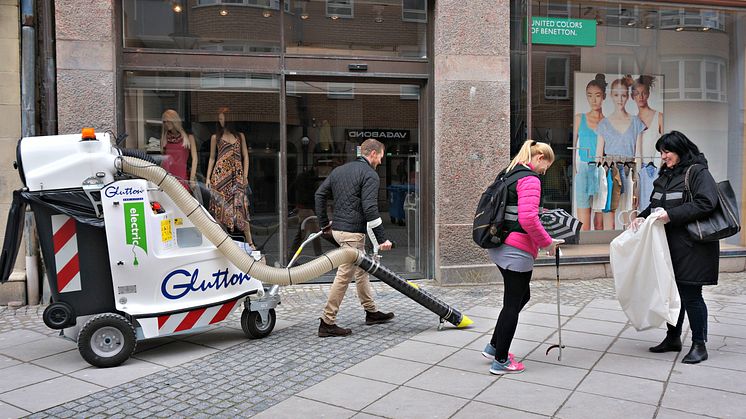Butiksmedarbetare städar Södra Förstadsgatan