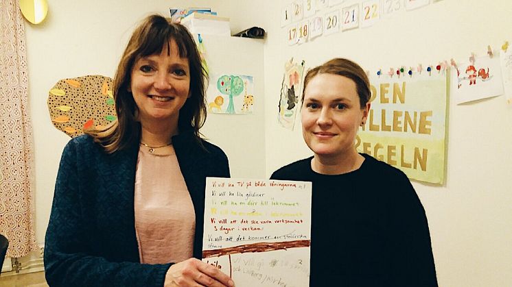 Marina Johansson och Frida Tall med barnens lista