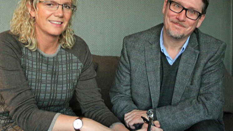 SIGNERER NY AVTALE: Kommunikasjonsdirektør Tonje Sagstuen i Norsk Tipping og direktør Morten Christiansen i Norsk kulturskoleråd. Foto: Erik Hofsli/Norsk kulturskoleråd