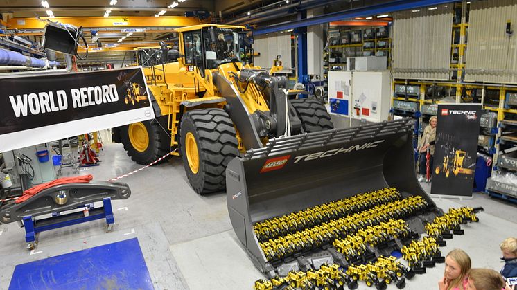 Små LEGO-hjullastare firade jubileum med världsrekord hos Volvo Construction Equipment 