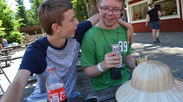Martin fikar med sin kusin Samuel. Foto Hedvig Anckarman