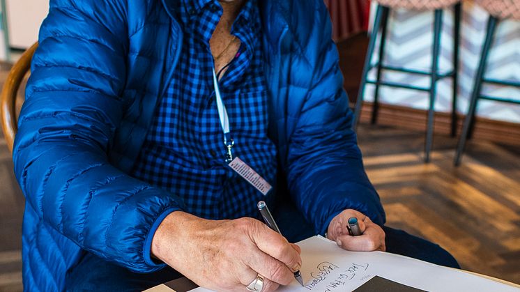 Västervikstjej tar emot stipendium från Lasse Berghagen